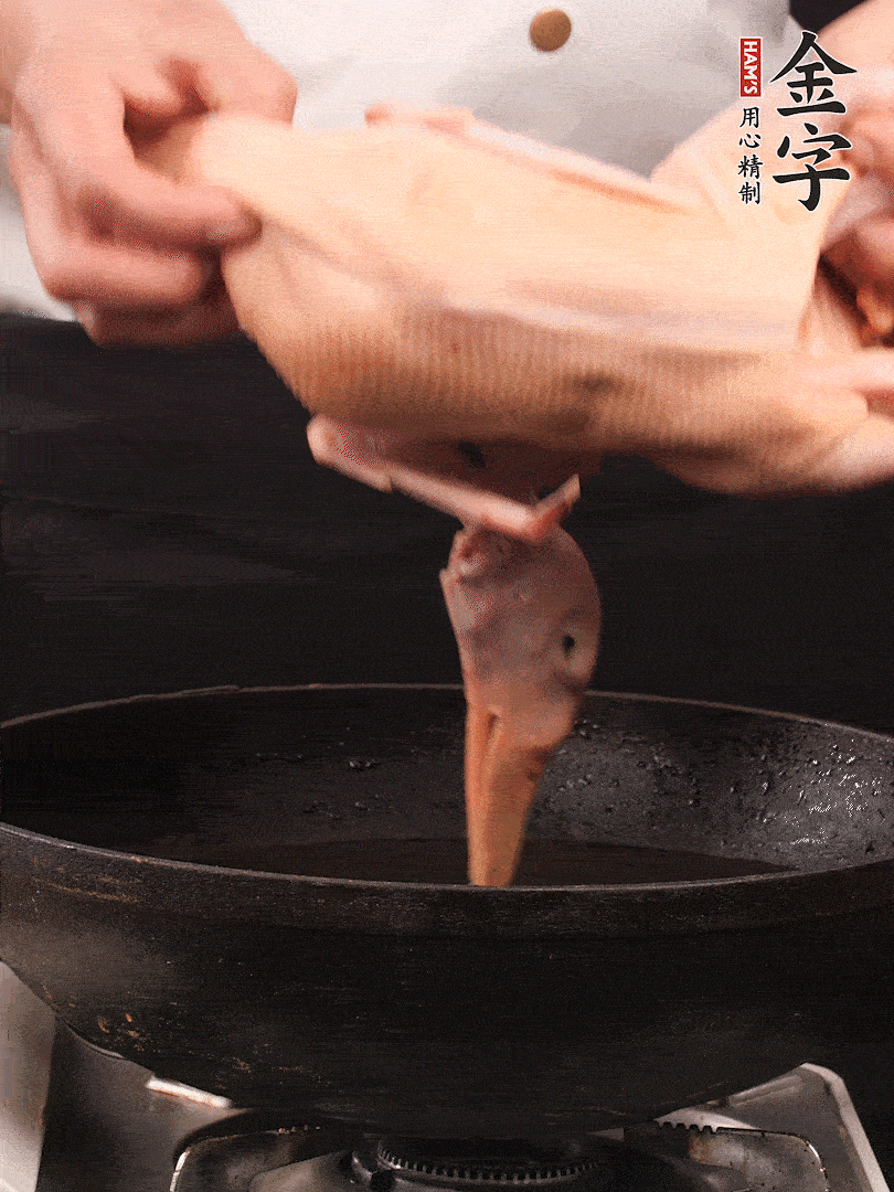 處理干凈的老鴨1只，黃酒小半碗，姜幾片，一起放入冷水，煮沸焯水3分鐘，去除血沫