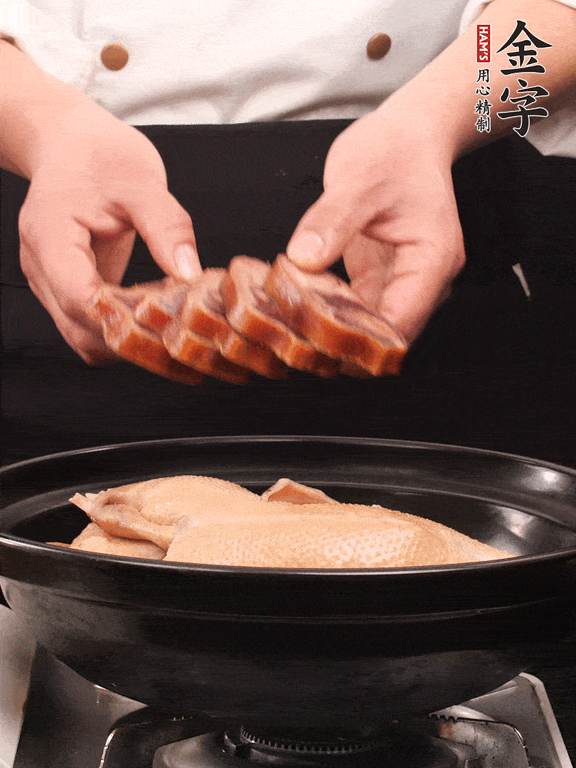 老鴨、金字火腿蹄片、筍干、姜片、蔥結(jié)，清水沒(méi)過(guò)鴨身2cm，加黃酒小半碗