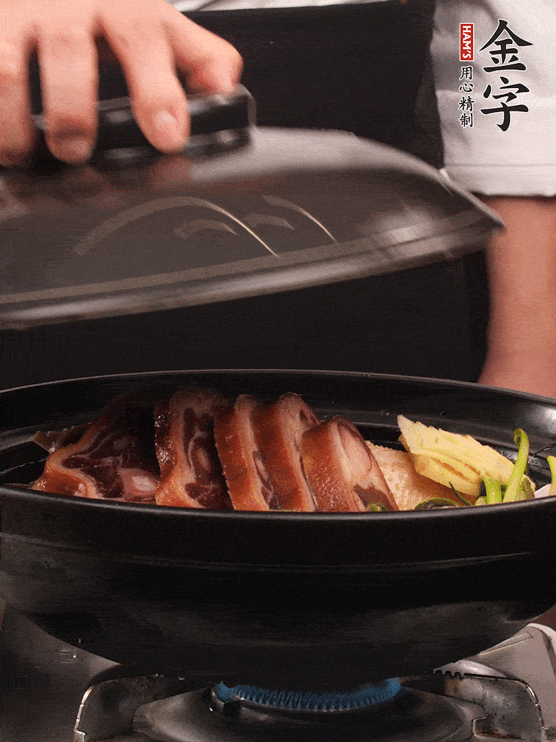 砂鍋蓋蓋子密封，大火燒開(kāi)后轉(zhuǎn)小火，燜煮2小時(shí)