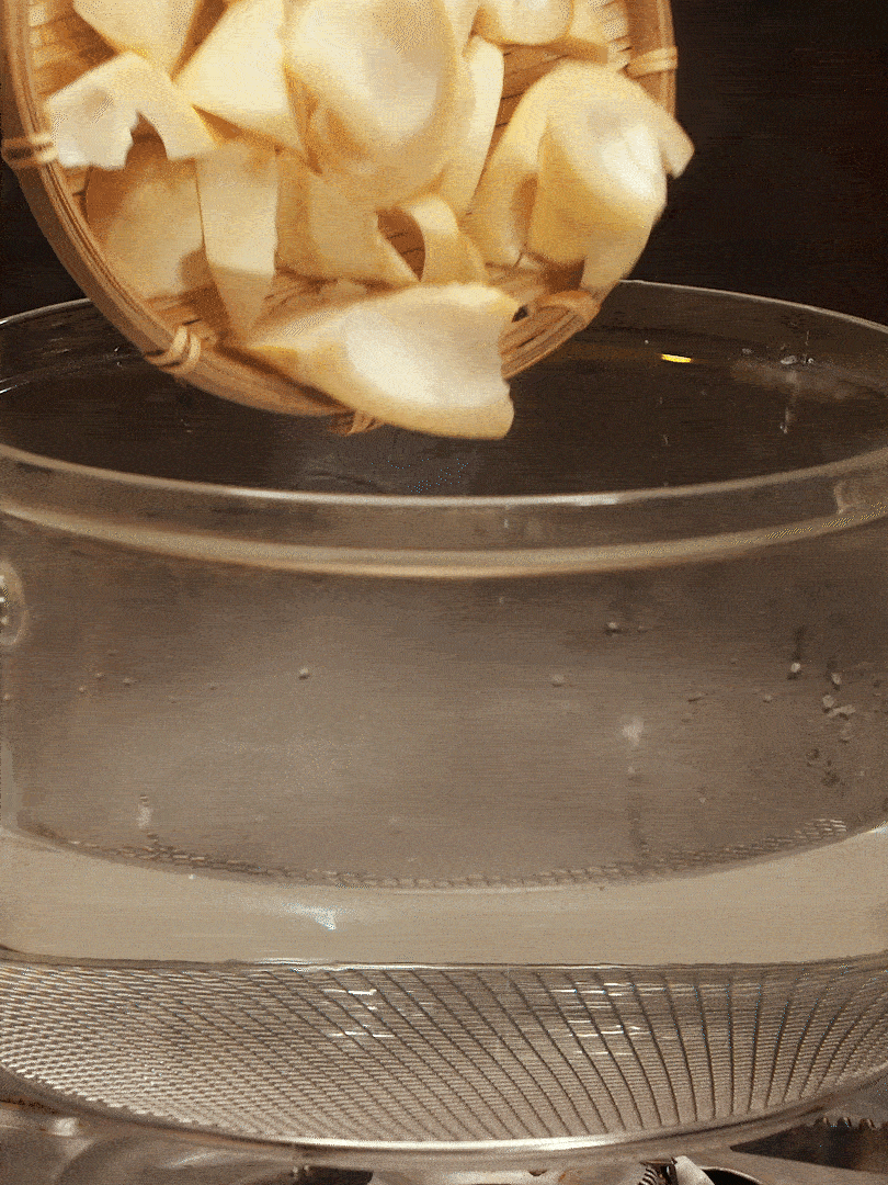 春筍切塊，焯水去除澀味