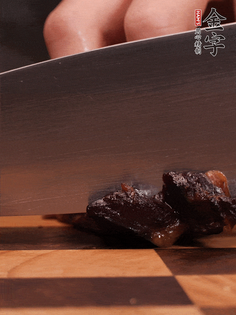 金字醬油肉整塊放入鍋中煮至7成熟，切成小塊