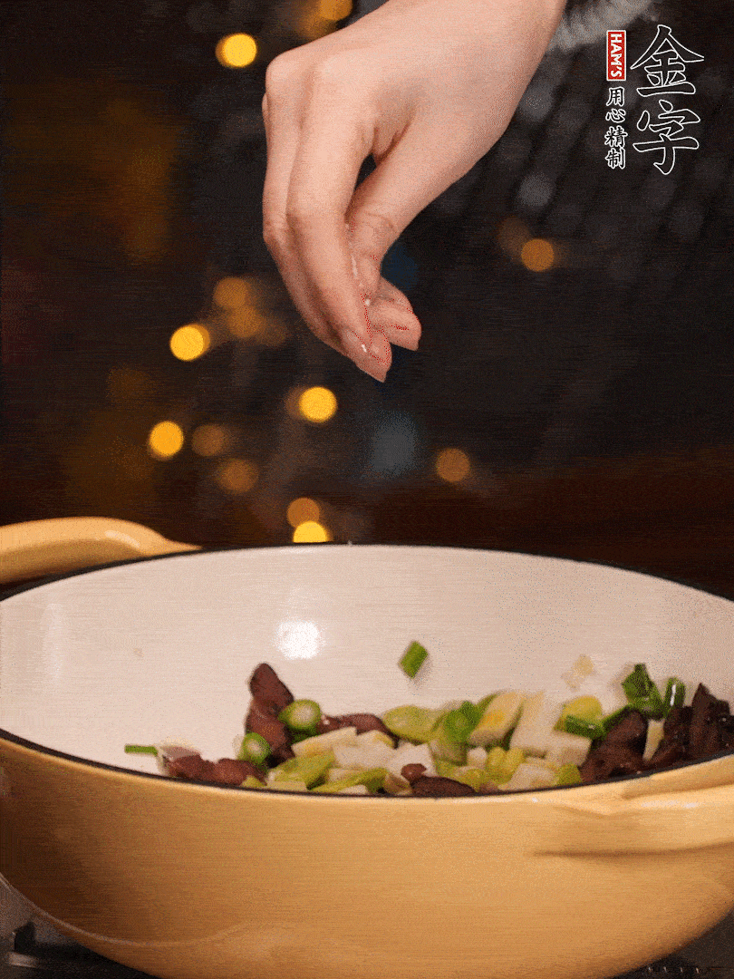 可以加點點水，再加菜苔，加點鹽、味精調(diào)味