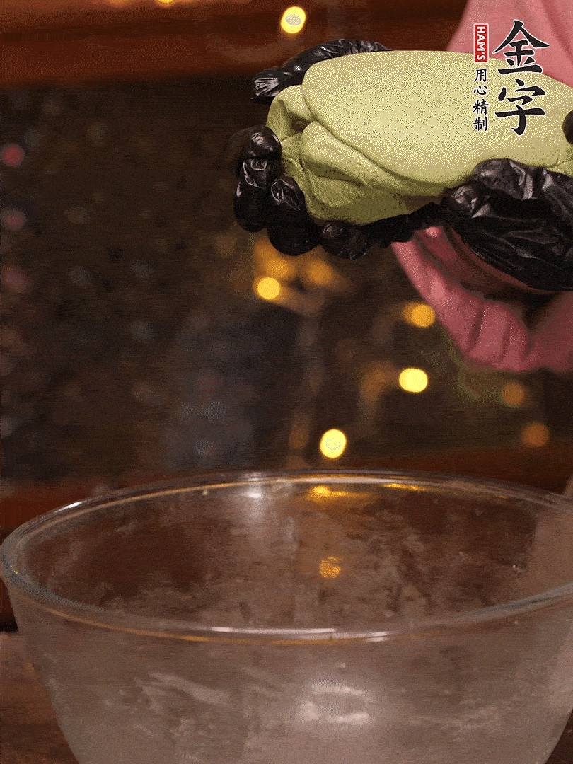 清明粿粉，分次加艾草泥，加點(diǎn)油揉2分鐘，揉到面團(tuán)光滑，醒發(fā)一下