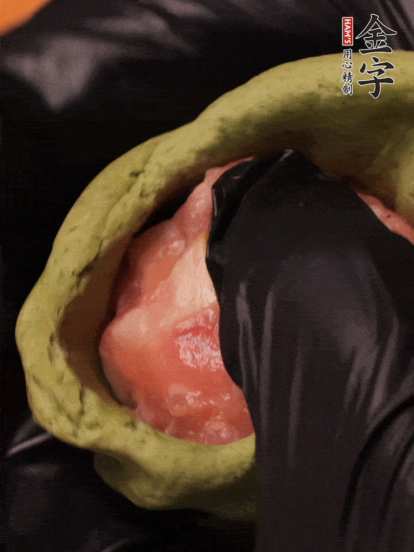 切成小劑子，中間壓個坑，做成碗狀，虎口慢慢收口