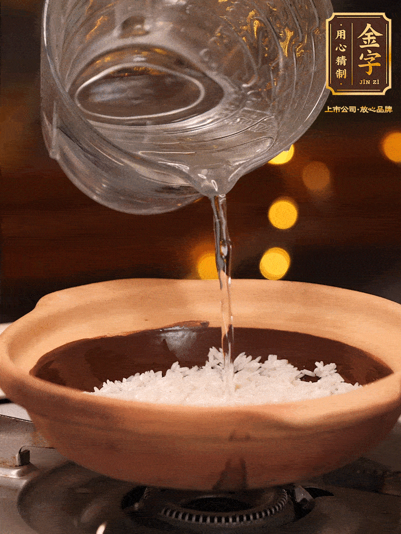 選一個中意的砂鍋加入1勺花生油并刷勻，倒入泡好的絲苗米、開大火煮至沸騰冒大泡后，轉(zhuǎn)中火蓋蓋燜煮5分鐘