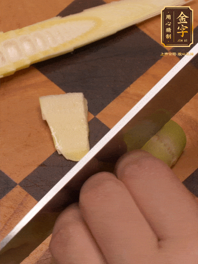 雷筍，剝去外殼，切成丁