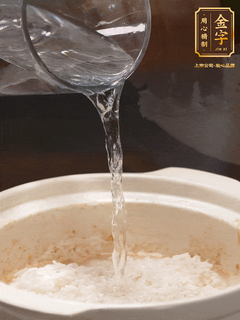 將泡好的米，加水一指，煮至沸騰