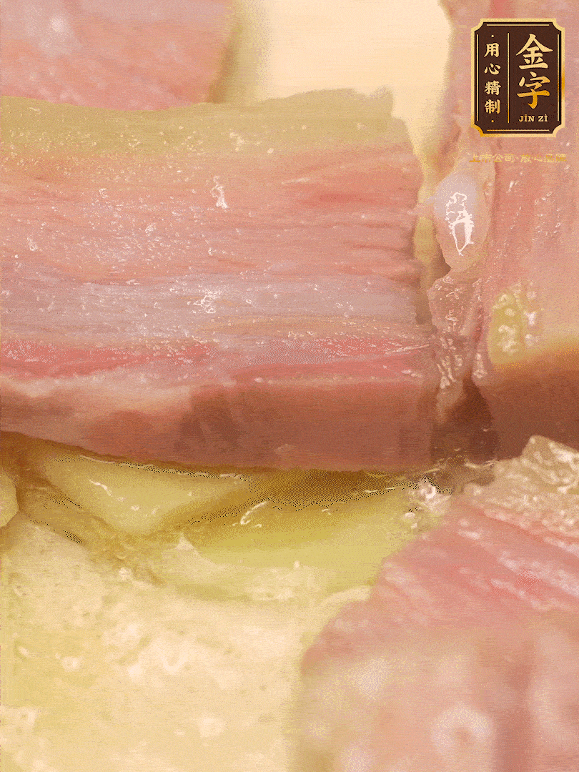 鍋內(nèi)熱油放點(diǎn)姜絲，煸香咸肉