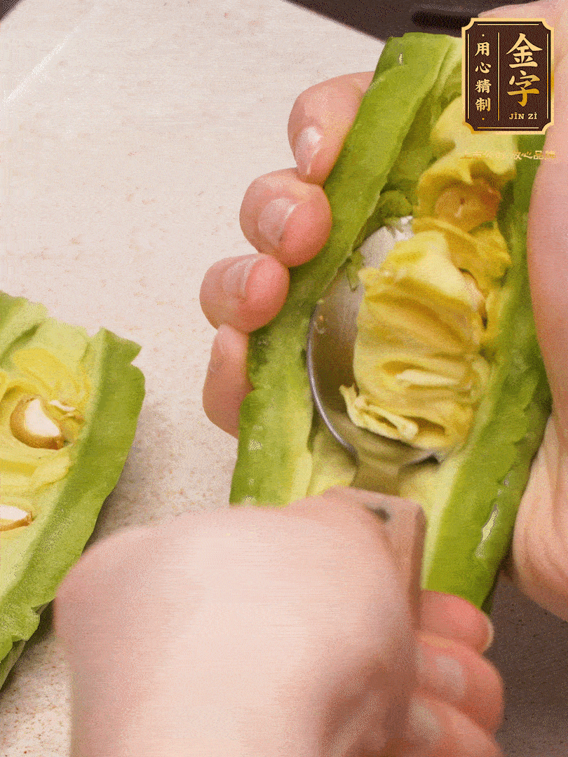 苦瓜從中間切開(kāi)，把里面的瓢和籽全部挖干凈