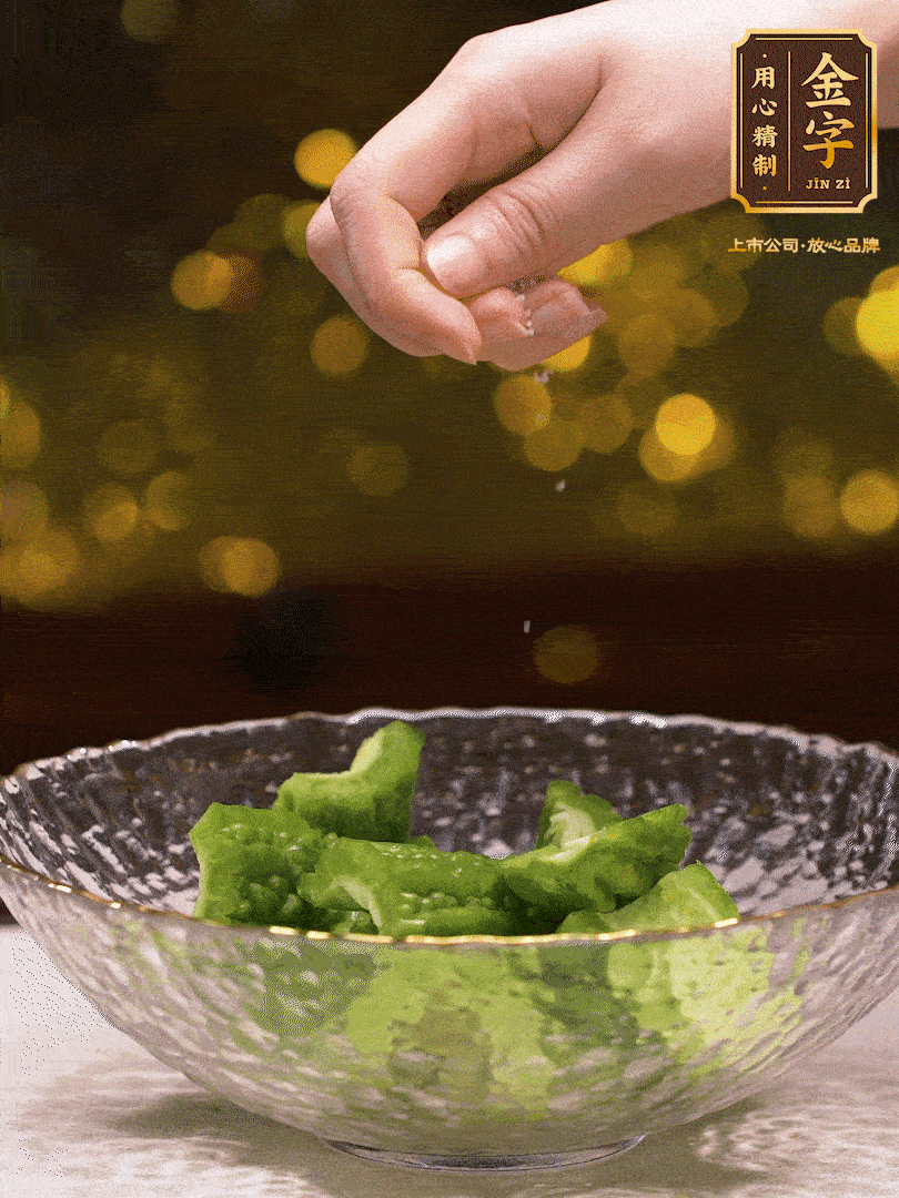 處理好的苦瓜切段（5cm），加點(diǎn)鹽鹽腌一下，去除一下苦味