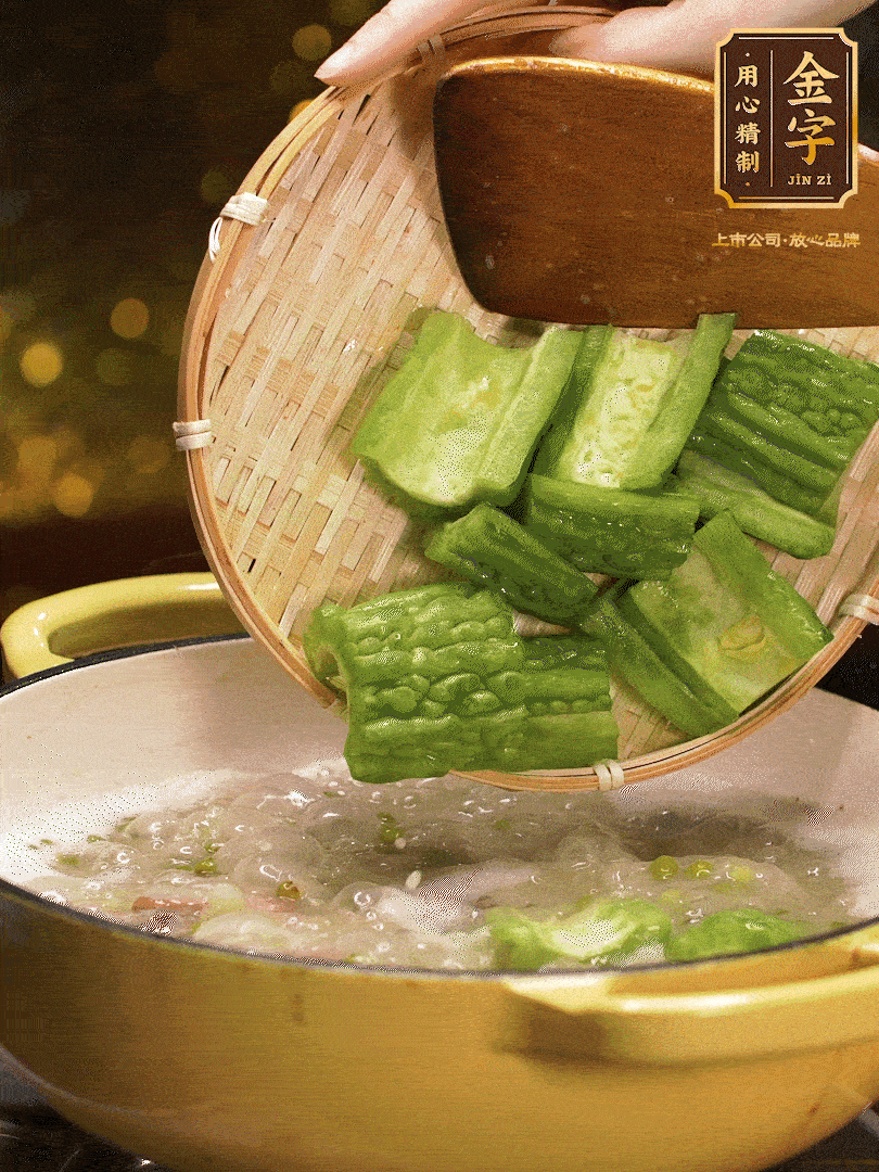 最后在放苦瓜燒開(kāi)，放一點(diǎn)點(diǎn)調(diào)味糖，燉煮20分鐘
