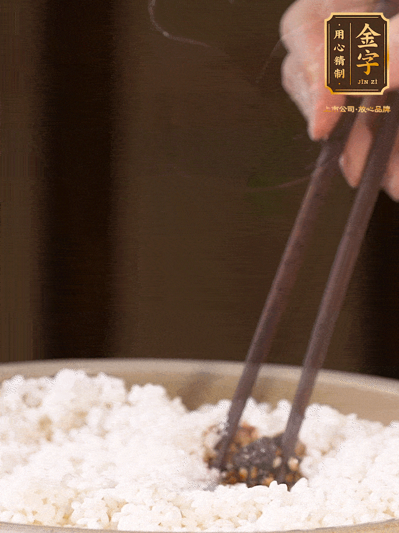 糯米淘洗干凈，浸泡4小時(shí)，控干水分后，加鹽、糖、老抽調(diào)味調(diào)色