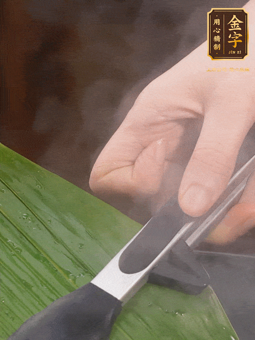 新鮮粽葉洗凈，用開水煮一下，讓粽葉更有韌性不易裂。