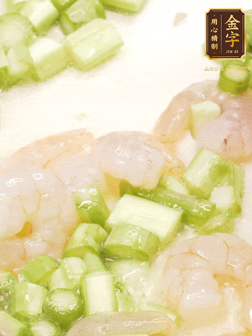 熱油煎香蝦仁，下香腸、蘆筍翻炒，盛出備用。