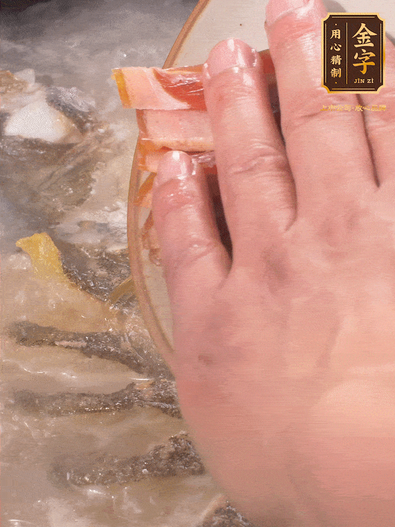 將煎好的魚，倒入三大碗開水。大火煮開后放入1個蔥結(jié)、2片姜片和1勺料酒和火腿片