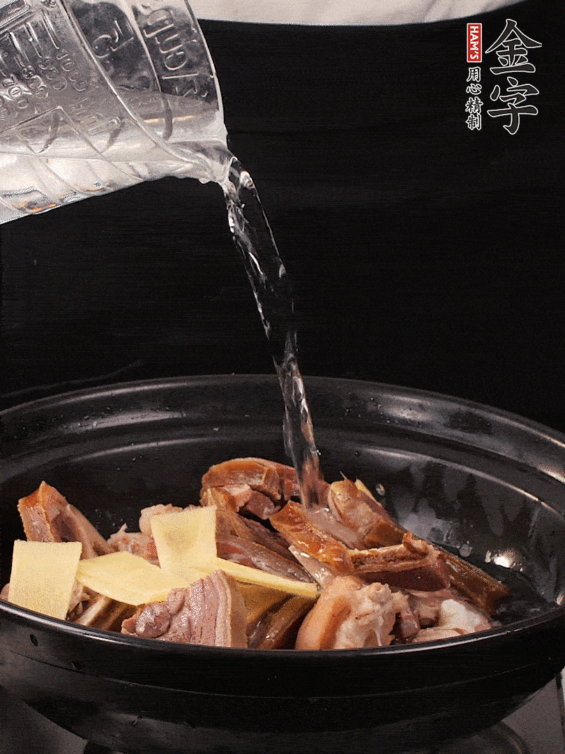 火腿、豬腳放到大砂鍋里，黃酒提鮮，蔥姜去腥，加2kg純凈水沒(méi)過(guò)食材。水一定要放足，中途最好不能加水