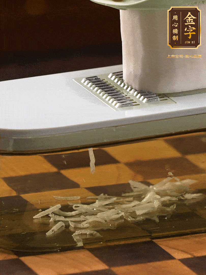 蘿卜切絲 ，加少許的鹽 抓拌均勻后，腌制十五分鐘