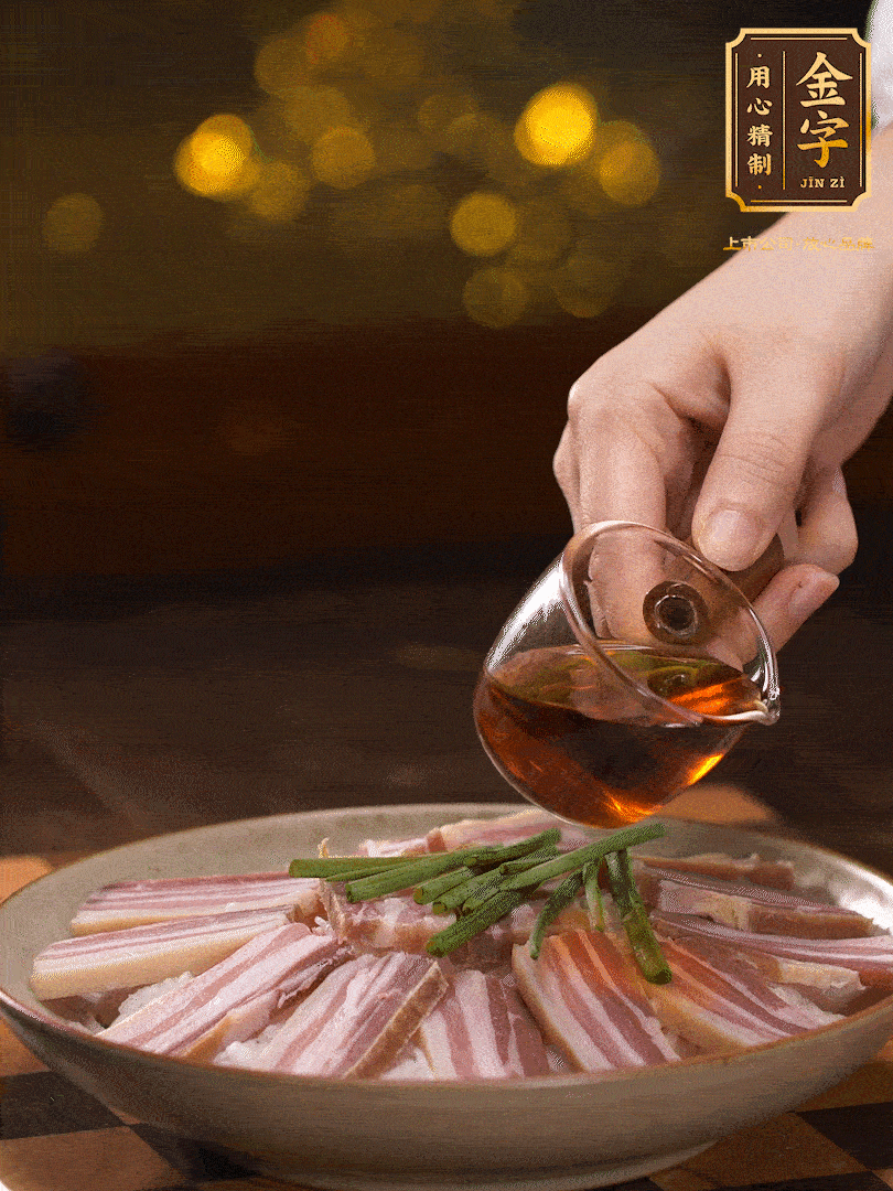 把切好的咸肉，均勻的鋪在蘿卜絲的四周頂部放少許蔥段 淋上少許料酒，放入鍋中 大火蒸二十分鐘