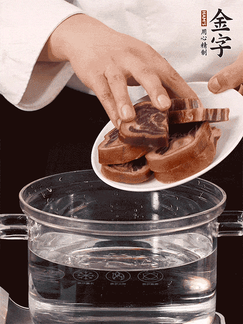 準(zhǔn)備食材。做金銀蹄有2個(gè)關(guān)鍵點(diǎn)：食材上火腿當(dāng)然得選足年發(fā)酵的金字火腿，新鮮豬爪最好選前腳、大小適宜的。