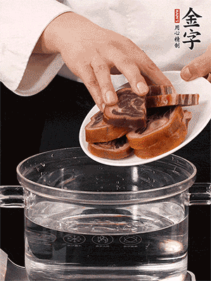 一包200g的金字火腿蹄片恰好搭配一個(gè)新鮮豬爪（豬腳）。都先加蔥姜、料酒焯水一遍，把血水清除后燉出來(lái)才能更清澈不油膩。