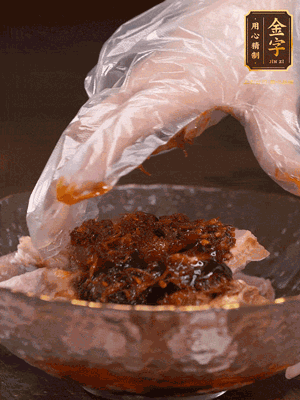 排骨用1勺蠔油、1勺醬油、1勺金字火腿XO醬抓勻腌制半小時(shí)