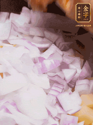 倒入洗干凈的大米、土豆丁、洋蔥碎、排骨、金字火腿xo醬、水