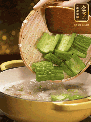 倒入熱水，和泡開(kāi)的綠豆（連水）和火腿片，大火燒開(kāi)燉一個(gè)小時(shí)