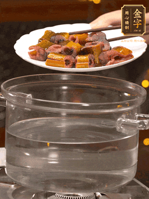 黃鱔冷水下鍋焯燙，再用清水洗凈去除腥味