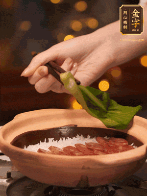 開蓋，碼上香腸和焯好水的青菜