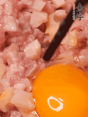 豬肉末、咸肉丁，分次加蔥姜水，一勺糖、一丟白胡椒，春筍丁，打入一個雞蛋