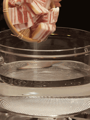 排骨、咸肉，一起下入鍋中，加入蔥，姜，料酒，倒入清水焯水清洗干凈