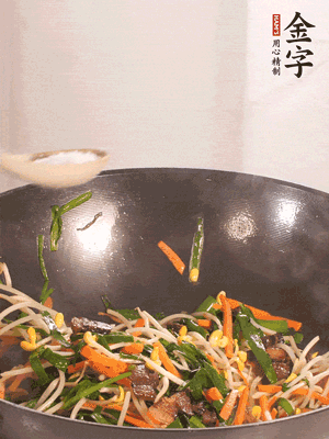 炒合菜：金字醬油肉、綠豆芽、韭菜