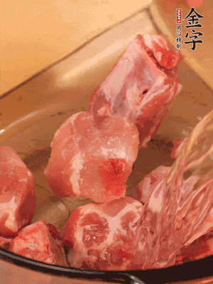 排骨冷水下鍋，加料酒、姜片，煮開(kāi)綽水