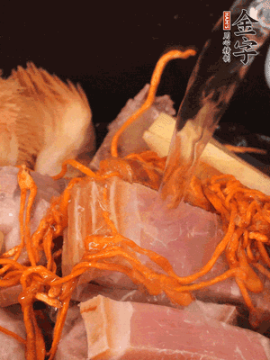 將所有食材一起倒進(jìn)鍋中，加水沒(méi)過(guò)食材，燉煮30分鐘即可