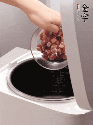 鍋中倒入豬油，油熱后炒熟上海青，給倒少許鹽調(diào)味