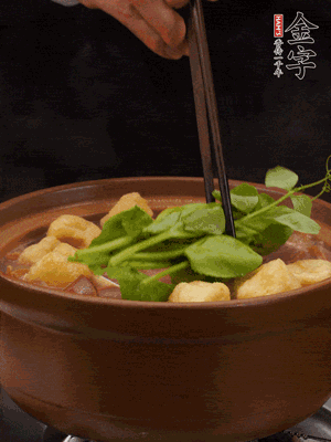 加筒骨煲的經(jīng)典配菜：金字土香腸、油豆腐、千張蓋上蓋子燜一會兒，耐心等候10分鐘。