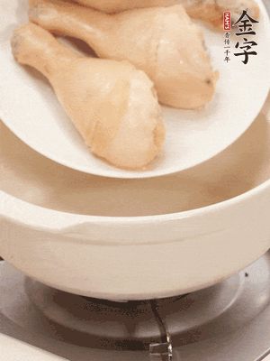 雞腿、火腿、干貝、蒜頭放入砂鍋內(nèi)燉1小時