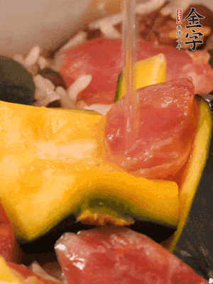 倒入溫開水，水量高出米面一個(gè)指節(jié)。