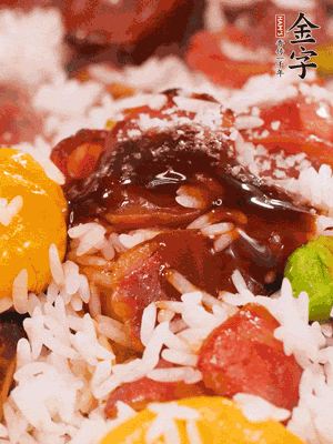 調(diào)醬汁，把蠔油：生抽：老抽：香油按1:2:1:0.5的比例。