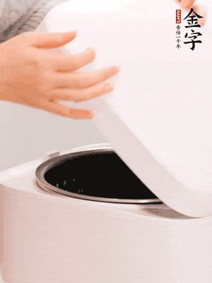 泡發(fā)香菇的水和調(diào)好的醬汁混合在一起，倒入電飯煲中，煮飯。