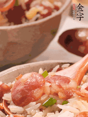 開蓋后，沿鍋邊淋2大勺花生油，大火烤出鍋巴。輕輕翻拌一下，撒點(diǎn)蔥花。