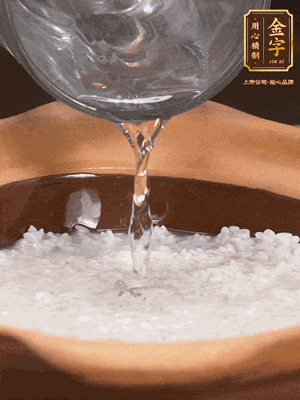 砂鍋底部刷一層油，加入大米和開水，水高1cm,大火燒開后轉(zhuǎn)中火煲5分鐘，到水微收干