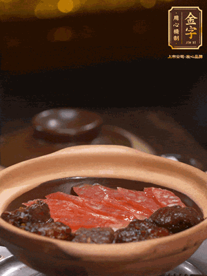 鋪上臘腸和排骨，鍋邊淋一圈油，小火煲10分鐘