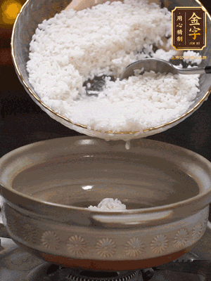 鍋底刷油，倒入米飯，水沒過即可，中小火燜10分鐘，戳幾個洞