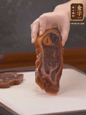 處理節(jié)瓜，刮掉表層的皮和毛，洗凈后去掉瓜蒂，切大塊