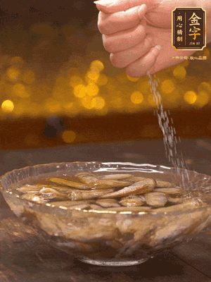 鮮活蟶子反復(fù)沖洗干凈，水中加鹽、芝麻香油浸泡30分鐘吐沙