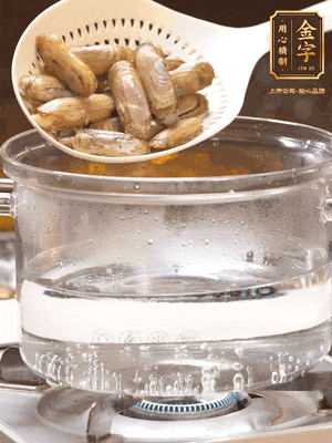 煮一鍋沸水，下蟶子汆燙30秒，撈出浸入冰水，取出蟶子肉