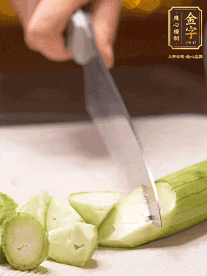 絲瓜去皮，切滾刀塊