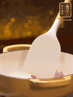 油溫7成熱，下蒜末、咸肉略微煸炒，再下絲瓜