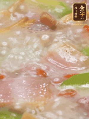 最后下蟶子，一點(diǎn)白胡椒調(diào)味，煮到白色湯汁出來(lái)。撒點(diǎn)枸杞點(diǎn)綴